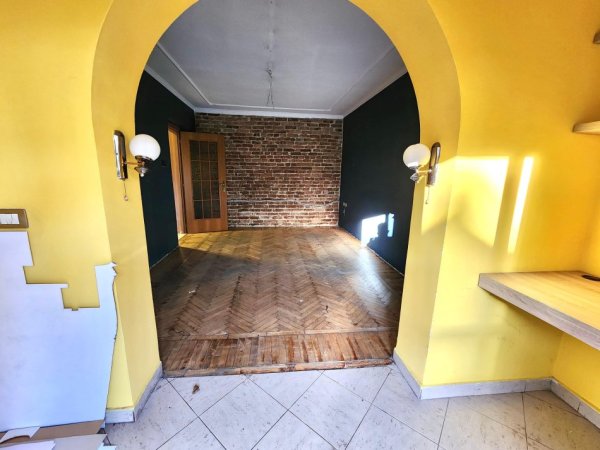 Jepet Me Qira 🔵 : Zyrë Elitare me 3 ambiente Pune 2wc ( Sip. 80m²) (700€/ Muaj) 📍Në KRYQËZIM TË UNAZËS, FILLIMI I RR. MYSLYM SHYRI ( Mon Cheri)