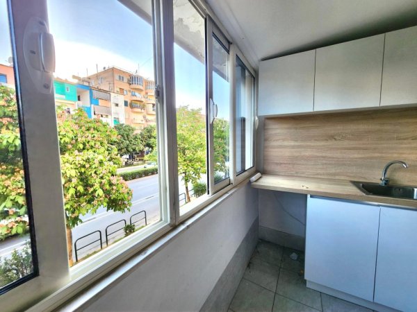 Jepet Me Qira 🔵 : Zyrë Elitare me 3 ambiente Pune 2wc ( Sip. 80m²) (700€/ Muaj) 📍Në KRYQËZIM TË UNAZËS, FILLIMI I RR. MYSLYM SHYRI ( Mon Cheri)