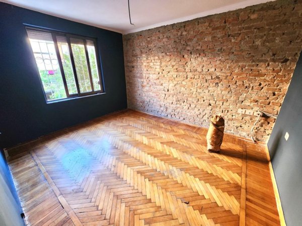 Jepet Me Qira 🔵 : Zyrë Elitare me 3 ambiente Pune 2wc ( Sip. 80m²) (700€/ Muaj) 📍Në KRYQËZIM TË UNAZËS, FILLIMI I RR. MYSLYM SHYRI ( Mon Cheri)