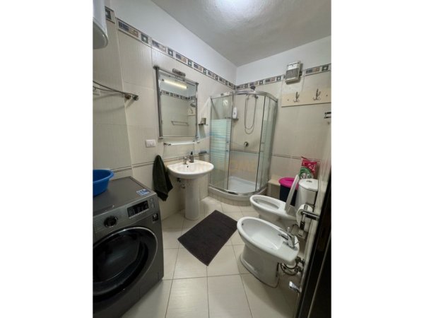 Tirane, jepet me qera apartament 2+1+Ballkon Kati 5, 92 m² 1.000 € (Rruga e Elbasanit)