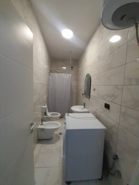 Tirane, jepet me qera apartament 1+1+Ballkon Kati 5, 70 m² 500 € (Rruga Dibrës/Pranë Spitalit Amerikan 2)