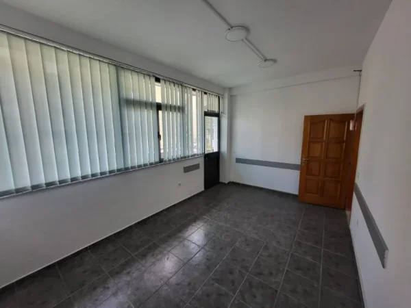 Tirane, jepet me qera ambjent biznesi Kati 1, 366 m² 2.300 € (Rruga Kujtim Laro)