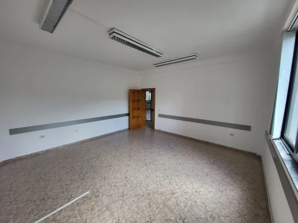 Tirane, jepet me qera ambjent biznesi Kati 1, 366 m² 2.300 € (Rruga Kujtim Laro)