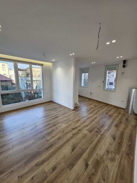 Tirane, jepet me qera zyre Kati 1, 94 m² 800 € (Rruga Shyqyri Ishmi)