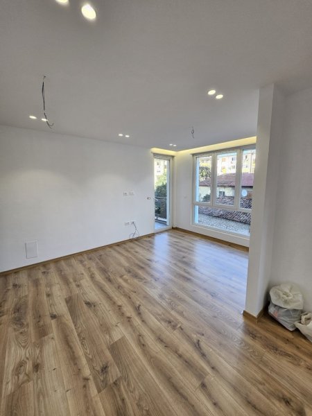 Tirane, jepet me qera zyre Kati 1, 94 m² 800 € (Rruga Shyqyri Ishmi)