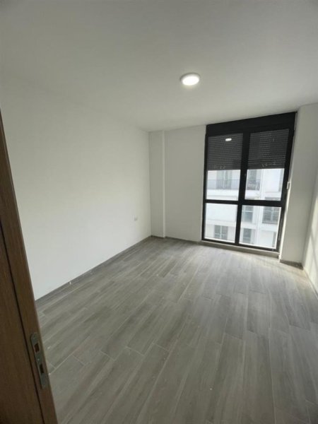 Tirane, jepet me qera apartament 3+1+Ballkon Kati 3, 120 m² 460 € (5 Maji)