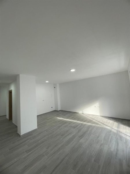 Tirane, jepet me qera apartament 3+1+Ballkon Kati 3, 120 m² 460 € (5 Maji)