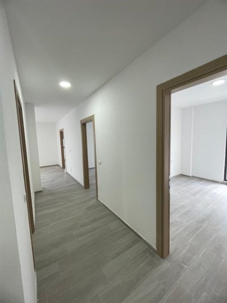 Tirane, jepet me qera apartament 3+1+Ballkon Kati 3, 120 m² 460 € (5 Maji)