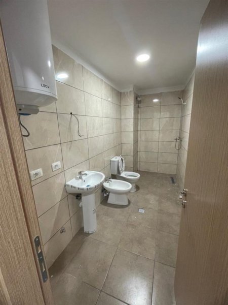 Tirane, jepet me qera apartament 3+1+Ballkon Kati 3, 120 m² 460 € (5 Maji)