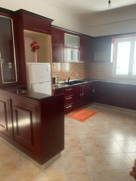 Tirane, jepet me qera apartament 3+1+Ballkon Kati 3, 140 m² 511 € (Rruga Gjin Gjergji)