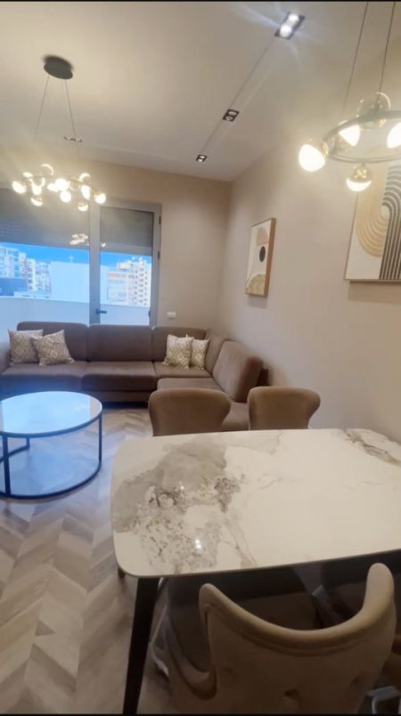 Tirane, jepet me qera apartament 2+1+Ballkon Kati 7, 119 m² 1.100 € (9 Kateshet)