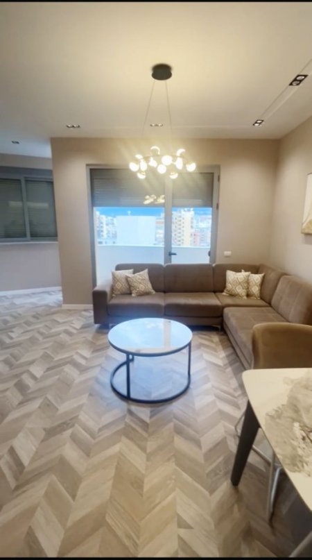 Tirane, jepet me qera apartament 2+1+Ballkon Kati 7, 119 m² 1.100 € (9 Kateshet)