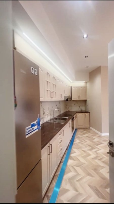 Tirane, jepet me qera apartament 2+1+Ballkon Kati 7, 119 m² 1.100 € (9 Kateshet)