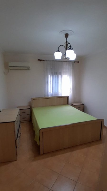 Tirane, jepet me qera apartament 3+1+Aneks+Ballkon Kati 3, 135 m² 600 € (Stadiumi Dinamo)