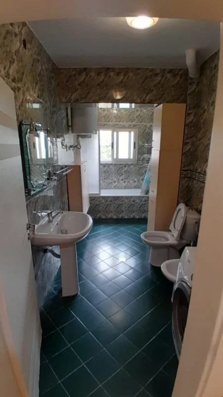 Tirane, jepet me qera apartament 3+1+Aneks+Ballkon Kati 3, 135 m² 600 € (Stadiumi Dinamo)