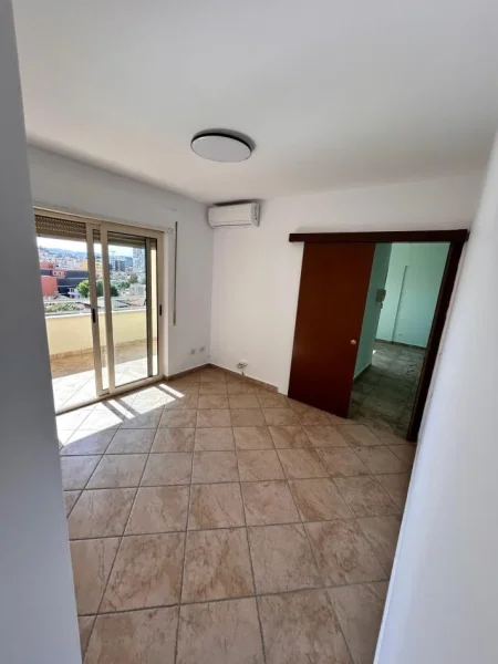 Tirane, jepet me qera zyre Kati 6, 94 m² 600 € (Rruga Fortuzi, prane Hotel Comfort)