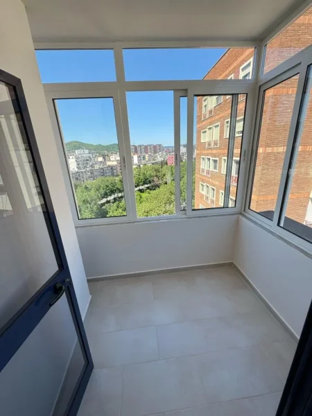 Tirane, jepet me qera apartament 1+1 Kati 7, 65 m² 550 € (afer delijorgji tek hilton hotel)