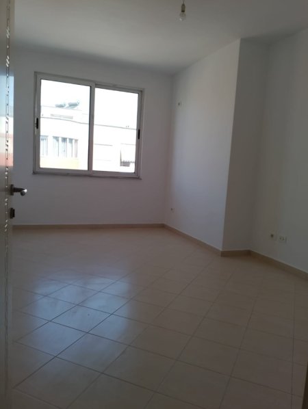 Tirane, shes apartament 2+1+Ballkon Kati 8, 95 m² (astir pas lokal artistit)
