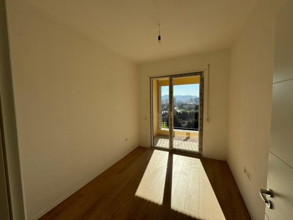 Tirane, shitet apartament 3+1+Ballkon Kati 5, 150 m² 250.000 € (Ish Fusha e Aviacionit)