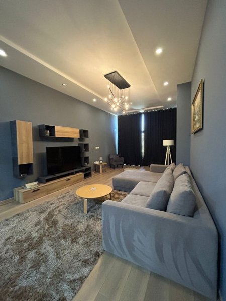 Tirane, jepet me qera apartament 1+1+Ballkon Kati 1, 120 m² 650 € (rruga peti)