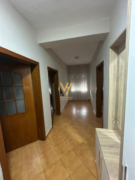 Tirane, jepet me qera shtepi 2+1+Ballkon Kati 1, 104 m² 550 € (RRUGA E KAVAJES)