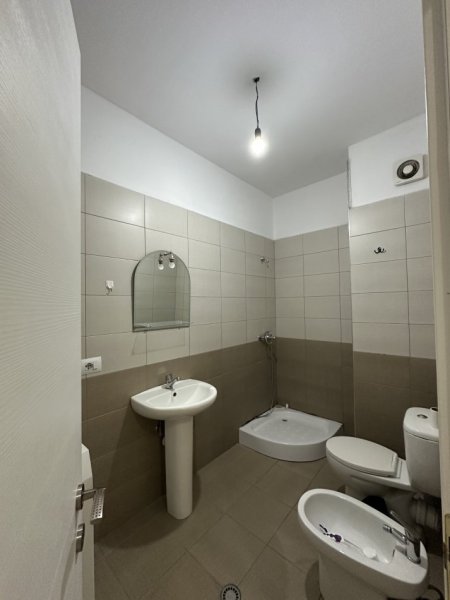 Tirane, jepet me qera apartament 2+1 Kati 3, 75 m² 500 € (ASTIR)