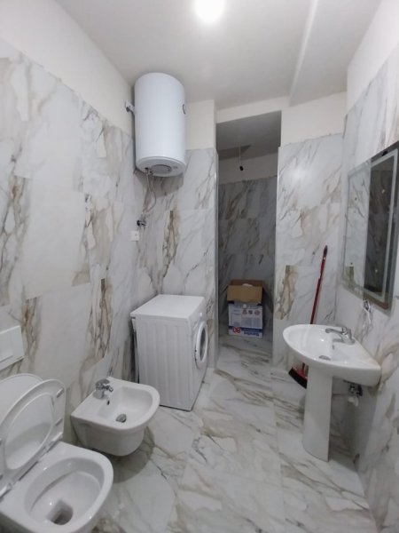 Tirane, jepet me qera apartament 2+1+Aneks+Ballkon Kati 2, 470 € (astir)