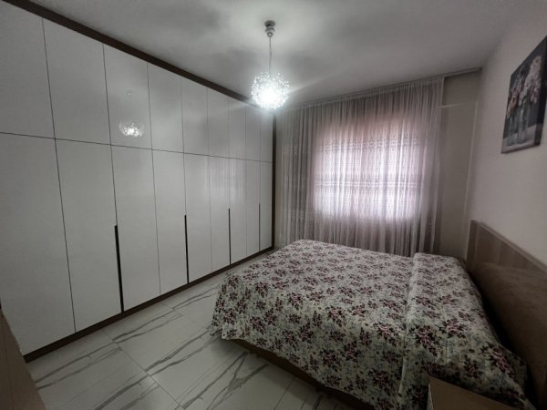 Tirane, jepet me qera apartament 2+1+Ballkon Kati 6, 101 m² 600 € (Rruga e Dafinave)