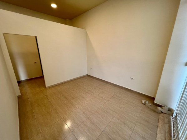 Tirane, jepet me qera ambjent biznesi Kati 0, 44 m² 600 € (Pran ish Ekspozites)