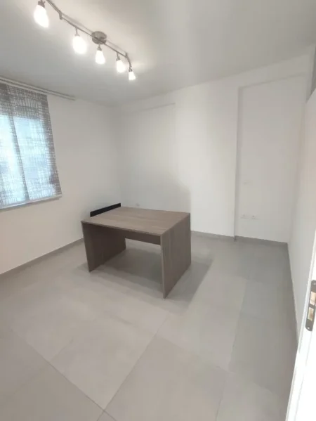 Tirane, jepet me qera zyre Kati 4, 80 m² 600 € (Myslym Shyri)