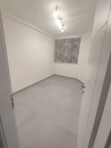 Tirane, jepet me qera zyre Kati 4, 80 m² 600 € (Myslym Shyri)