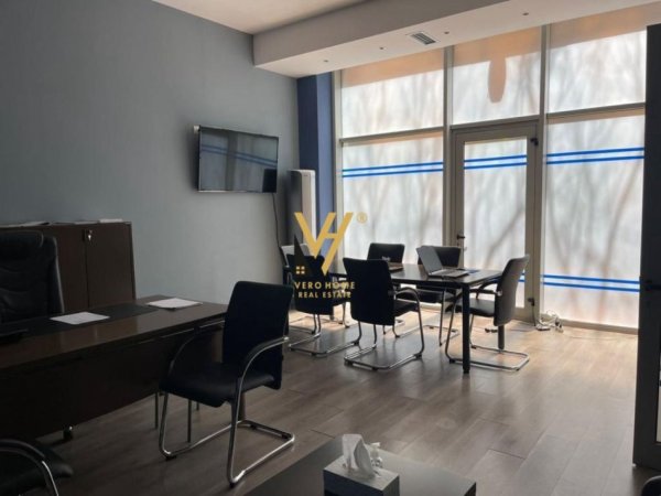 Tirane, jepet me qera zyre Kati 0, 270 m² 4.400 € (BLLOKU)