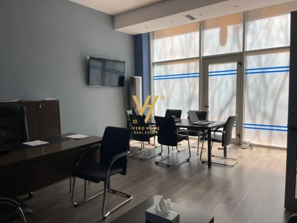 Tirane, jepet me qera zyre Kati 0, 300 m² 4.000 € (BLLOKU)