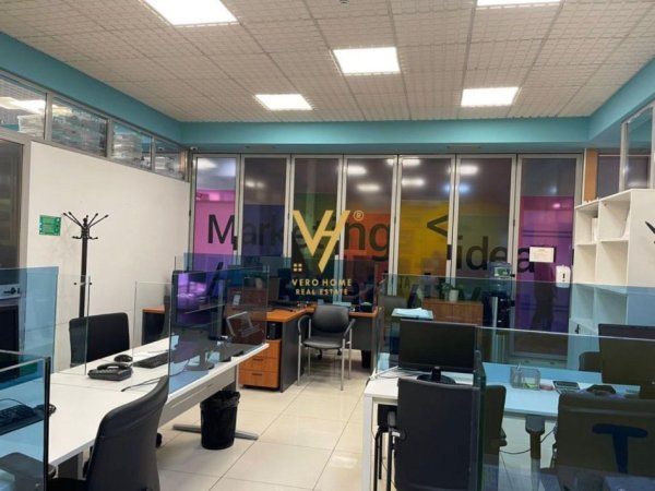 Tirane, jepet me qera dyqan Kati 0, 270 m² 4.400 € (BLLOK)