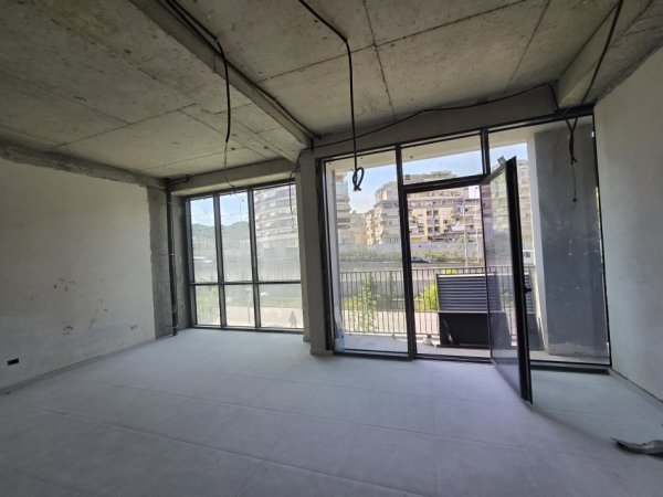 Tirane, jepet me qera zyre Kati 1, 74 m² 1.100 € (lake view)