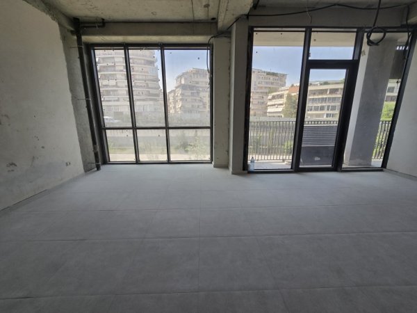 Tirane, jepet me qera zyre Kati 1, 74 m² 1.100 € (lake view)
