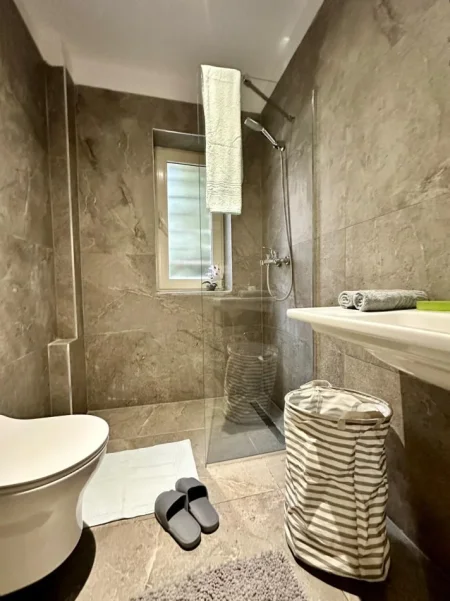 Tirane, jepet me qera 1+1 Kati 3, 550 € (rr. Sami Frasheri)