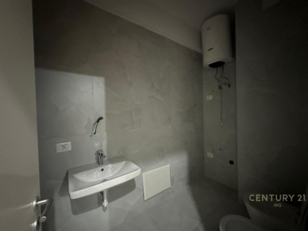 Tirane, jepet me qera apartament 1+1+Ballkon Kati 2, 50 m² 400 € (Kaimi)