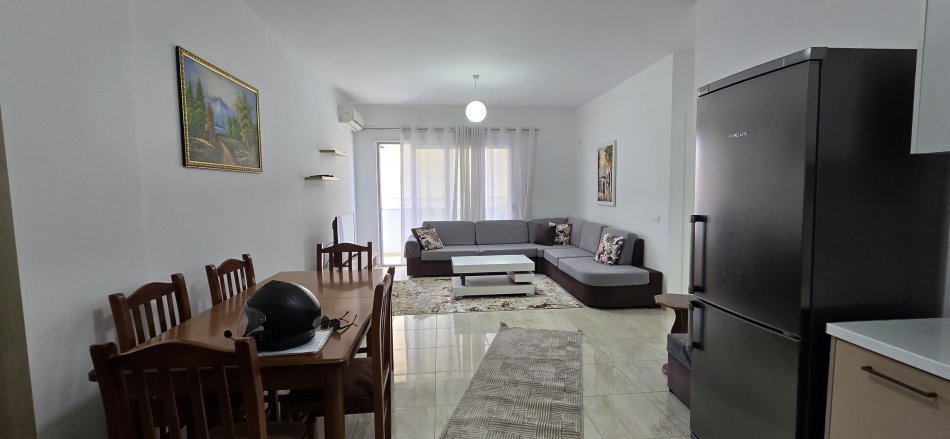 Tirane, jepet me qera apartament 2+1+Ballkon Kati 2, 100 m² 700 € (Komune e Parisit)