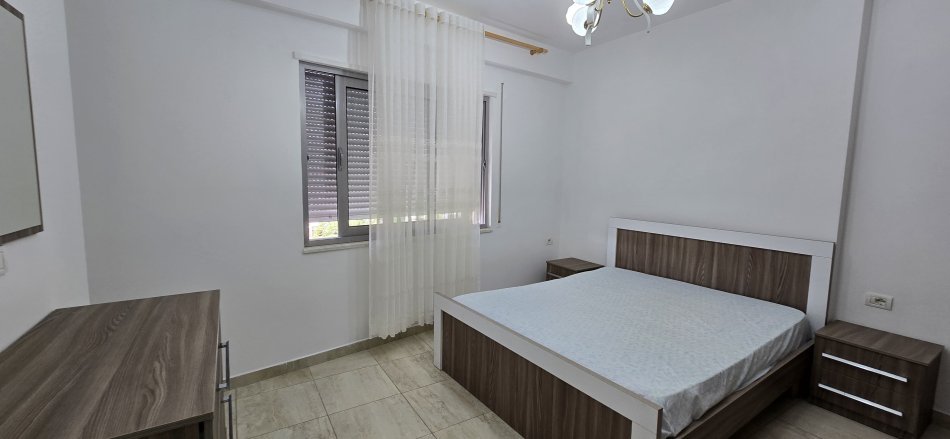 Tirane, jepet me qera apartament 2+1+Ballkon Kati 2, 100 m² 700 € (Komune e Parisit)