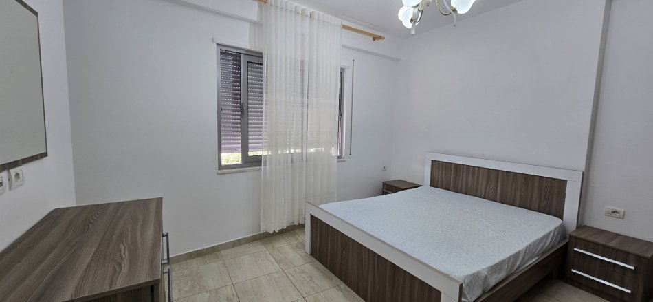 Tirane, jepet me qera apartament 2+1+Ballkon Kati 2, 100 m² 700 € (Komune e Parisit)