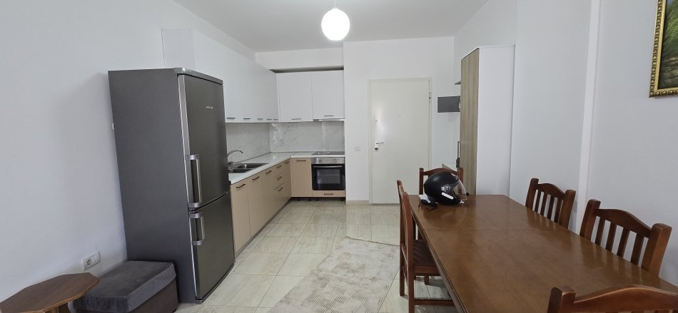Tirane, jepet me qera apartament 2+1+Ballkon Kati 2, 100 m² 700 € (Komune e Parisit)