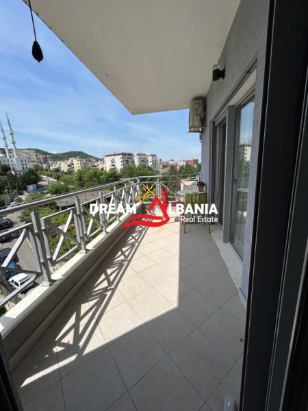 Tirane, jepet me qera apartament 3+1 , 135 m² 1.200 € 