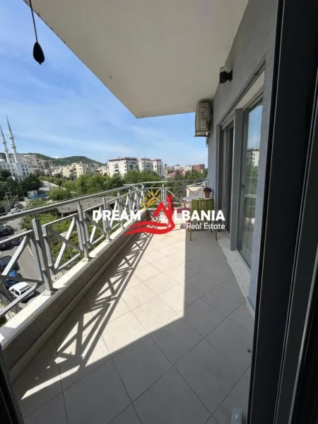 Tirane, jepet me qera apartament 3+1 , 135 m² 1.200 € 