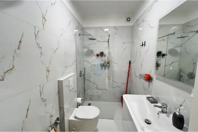 Tirane, jepet me qera apartament 1+1 , 65 m² 700 € (Ish UET)
