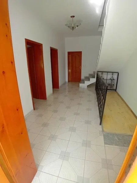 Tirane, jepet me qera shtepi 1+1 Kati 2, 77 m² 370 € ( JEPET ME QERA APARTAMENT 1+1 – RRUGA “5 MAJI” – 370€/MUAJ)