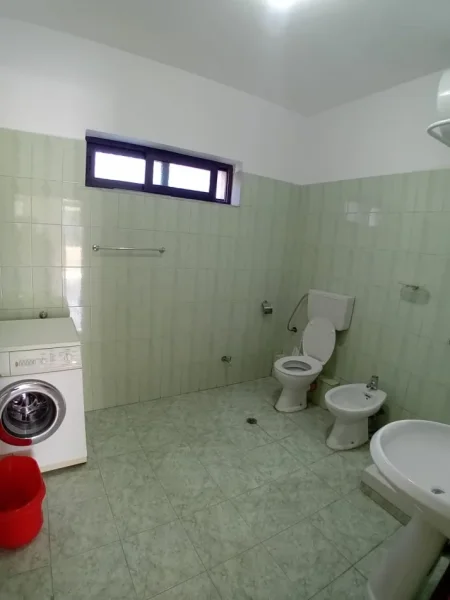 Tirane, jepet me qera shtepi 1+1 Kati 2, 77 m² 370 € ( JEPET ME QERA APARTAMENT 1+1 – RRUGA “5 MAJI” – 370€/MUAJ)