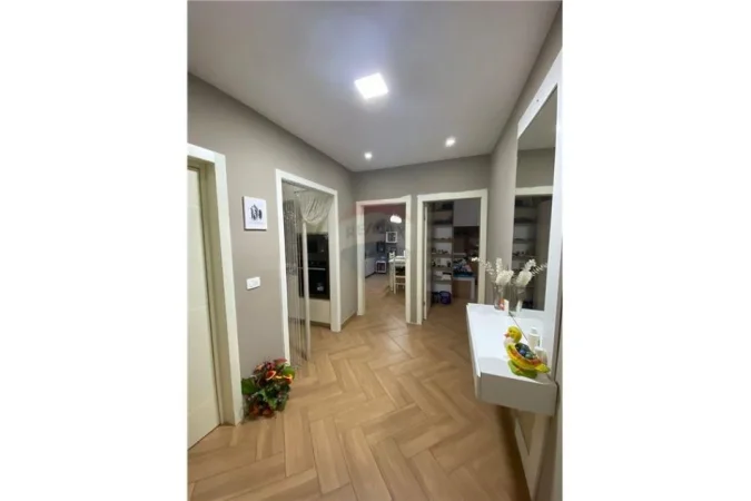 Tirane, shitet apartament 1+1+Aneks+Ballkon Kati 4, 59 m² 85.000 € (Pallati me Shigjeta)