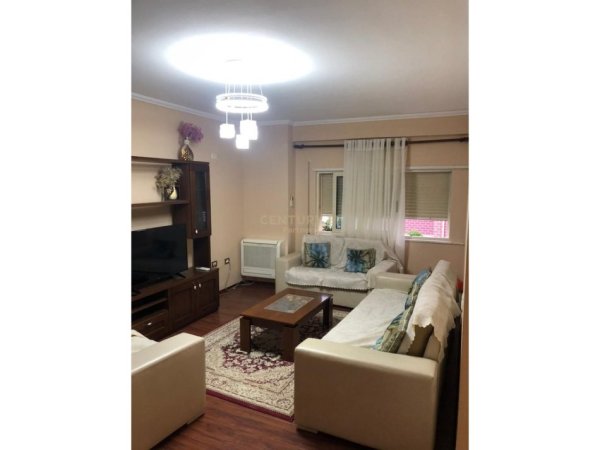 Tirane, jepet me qera apartament 2+1 Kati 3, 100 m² 500 € (ALI DEM)