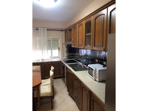 Tirane, jepet me qera apartament 2+1 Kati 3, 100 m² 500 € (ALI DEM)